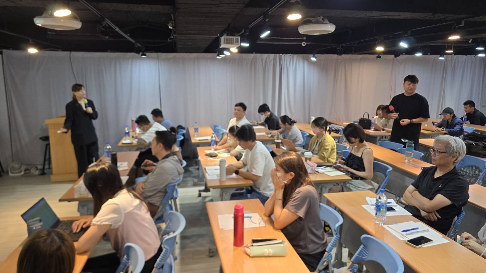 政府標案入門講座實體課教室全景，學員專心聽講並做筆記