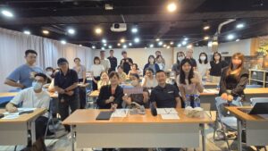 政府標案入門講座結業大合照，學員手持「Yun的策略筆記」字卡